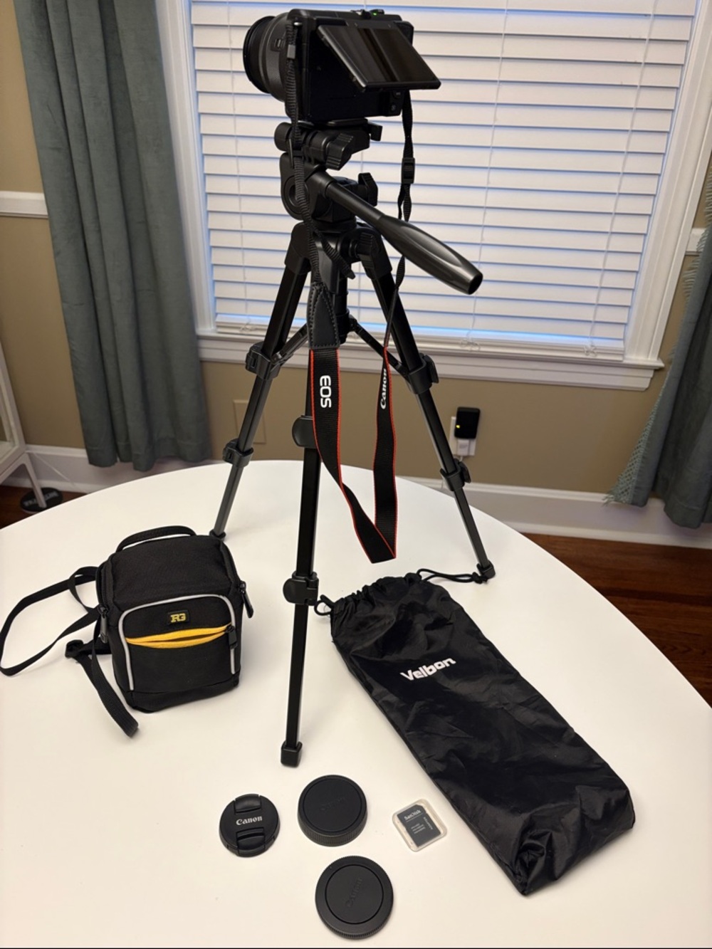 Canon EOS M200 Mirrorless Camera Bundle W/ Lens, Tripod, Extra Battery + Case - Picture 8 of 14